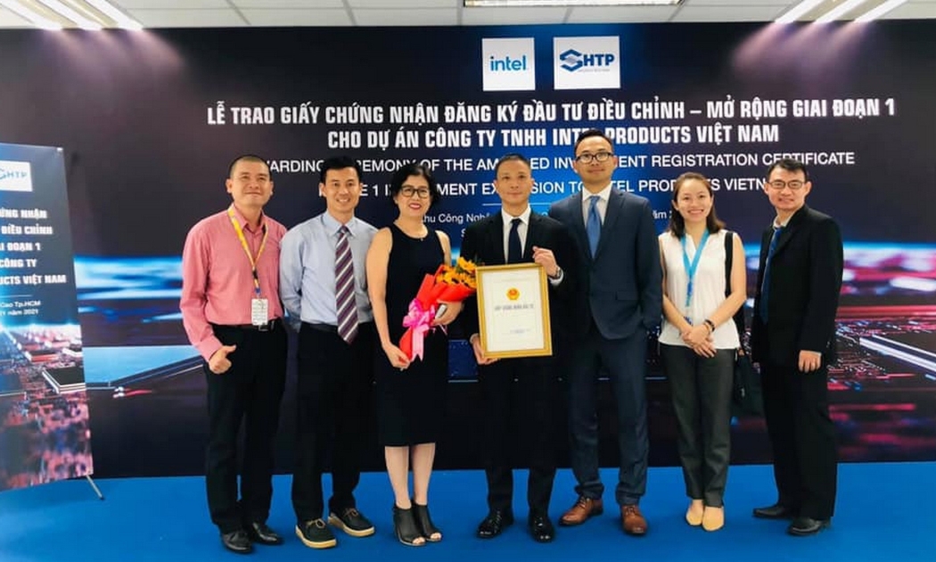 Lễ trao giấy Chứng nhận Đăng ký đầu tư điều chỉnh - Mở rộng đầu tư giai đoạn 1 của  Intel.