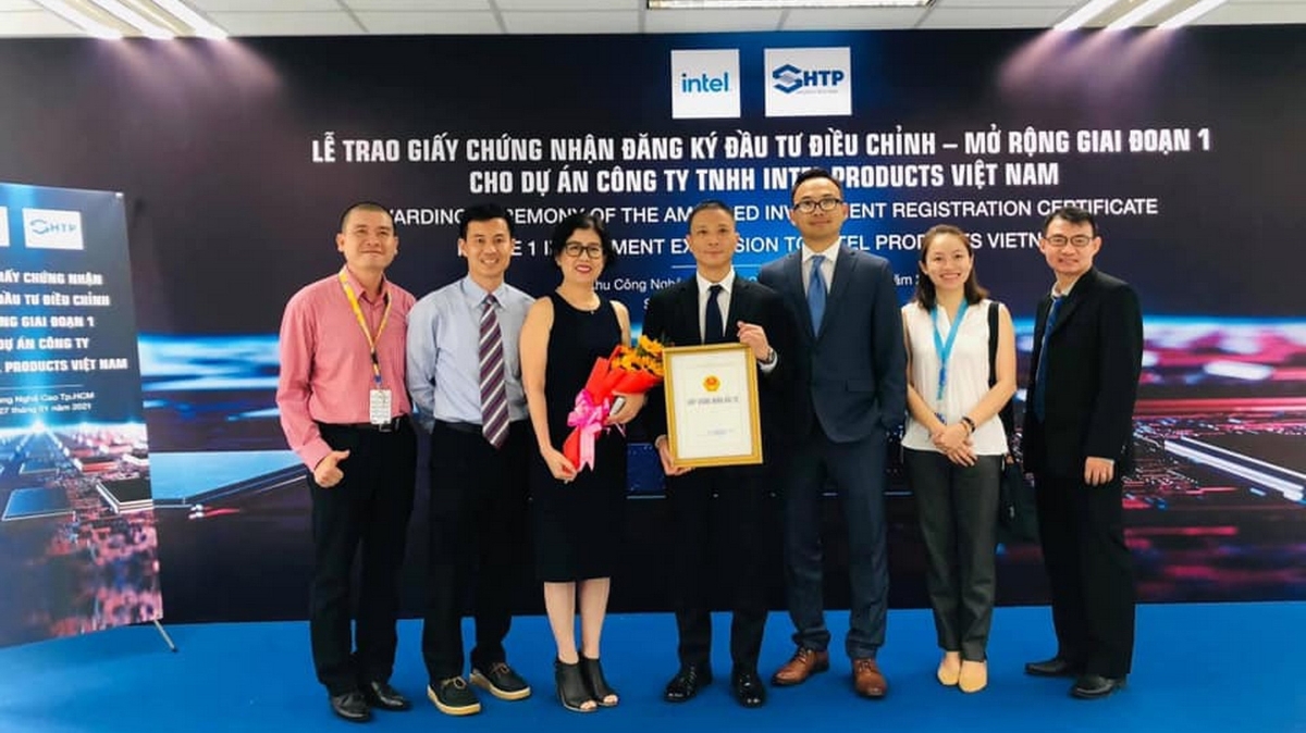 Lễ trao giấy Chứng nhận Đăng ký đầu tư điều chỉnh - Mở rộng đầu tư giai đoạn 1 của  Intel.