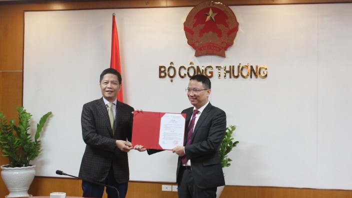 Ông Lê Triệu Dũng nhận nhiệm vụ mới. Ảnh: MOIT