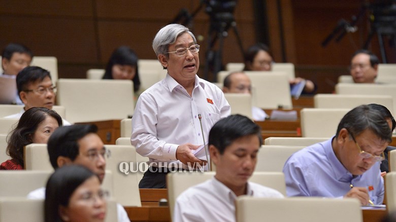 Đại biểu Lê Xuân Thân phát biểu tại hội trường.