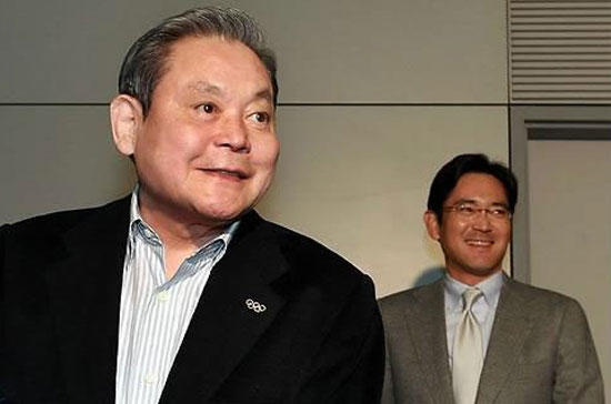 Tỷ phú Lee Kun-hee và con trai Lee Jae-yong - Ảnh: Yonhap.