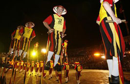 Đi cà kheo một loại hình nghệ thuật đã được biểu diễn tại Festival Huế 2008.