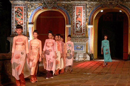 Lễ hội áo dài là sự kiện rất đặc trưng tại các kỳ Festival Huế.