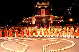 Một màn biểu diễn tại lễ khai mạc Festival Huế 2010.