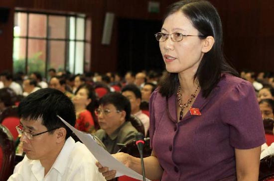 Đại biểu Lê Thị Nga chất vấn: tại sao trong khi báo cáo của Chính phủ đều nói rõ các tập đoàn tổng công ty nhà nước đều chịu sự giám sát thường xuyên, chặt chẽ của các bộ, nhưng sai phạm vẫn kéo dài lại không do các bộ phát hiện?