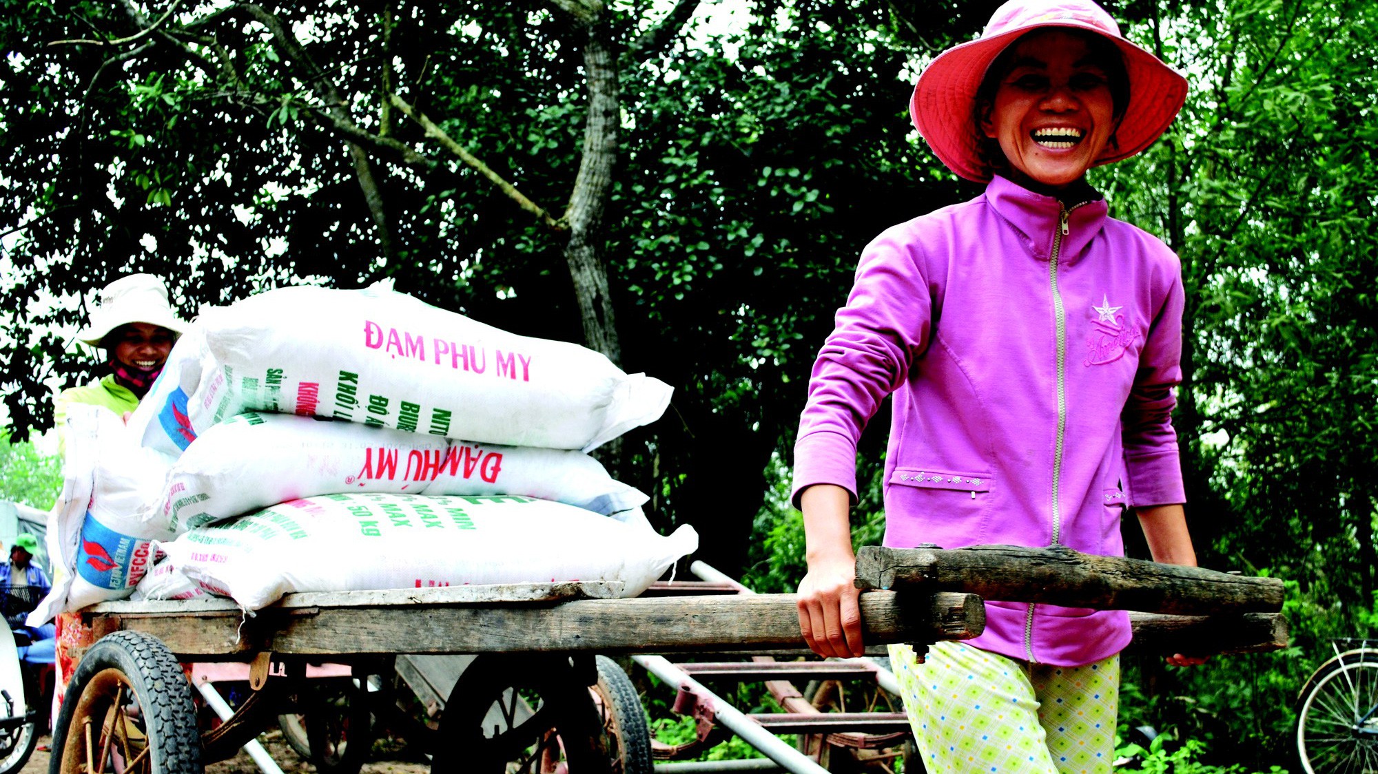 Nông dân vui mừng đón nhận lô hàng Đạm Phú Mỹ đầu tiên.