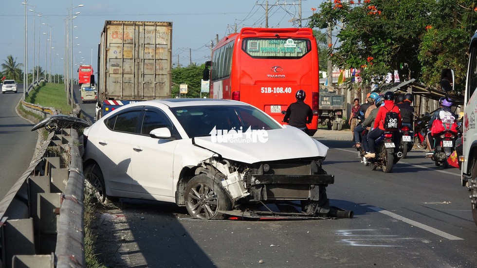 Phó thủ tướng yêu cầu Bộ Công an chỉ đạo công an các đơn vị, địa phương lập chuyên đề xử lý các hành vi vi phạm của lái xe và chủ xe kinh doanh vận tải, đặc biệt là các hành vi vi phạm quy định về tốc độ, nồng độ cồn, đi sai làn đường, chở quá tải trọng.