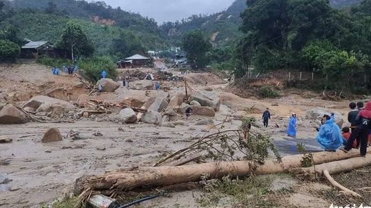 Điểm sạt lở xã Phước Lộc, trong khi mọi ngả đường đều bị sạt lở, ngăn cách. Ảnh: TT.