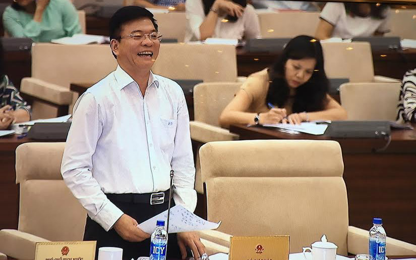 Bộ trưởng Bộ Tư pháp Lê Thành Long&nbsp;<span style="font-family: 'Times New Roman'; font-size: 15px;">phân trần rằng đấu giá chứng khoán là việc &nbsp;liên quan nhiều đến giao dịch điện tử, quy định về vấn đề này quá khó, nếu đưa vào luật thì "chưa chín".</span><div><span style="font-family: 'Times New Roman'; font-size: 15px;"><br></span></div>