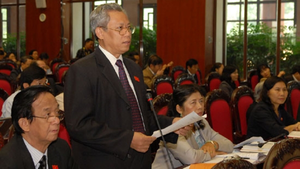 Ủy ban Chứng khoán cần được trao thêm quyền?