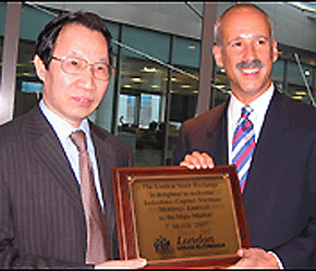 Đại sứ Việt Nam, Trịnh Đức Dụ (trái) và Giám đốc Indochina Capital, Peter Ryder - Ảnh: BBC.