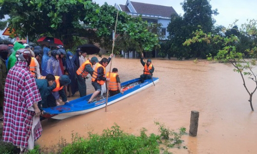 Nhiều doanh nghiệp trữ hàng thiết yếu phòng lũ ở miền Trung