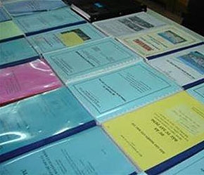 Thời gian gần đây lực lượng công an đã phát hiện nhiều vụ lừa đảo liên quan đến hoạt động "giúp" vay vốn. Trong ảnh là những bộ hồ sơ chào vay vốn giả mạo bị thu giữ - Ảnh: CAND.