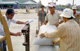 Các doanh nghiệp thực hiện mua lúa gạo tạm trữ theo cơ chế thị trường, tự chịu trách nhiệm về hiệu quả kinh doanh.