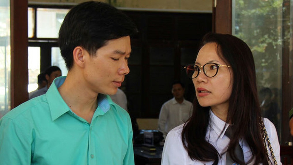 Luật sư Trần Hồng Phúc gặp gỡ thân chủ Hoàng Công Lương