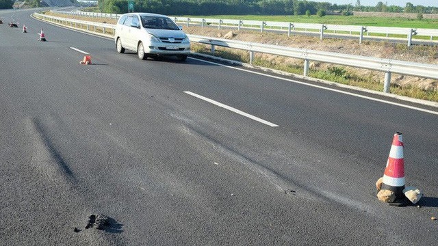 Dự án đường cao tốc Đà Nẵng - Quảng Ngãi liên tiếp sụt lún.