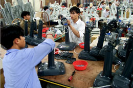 Người lao động trong doanh nghiệp sẽ được tăng lương từ 2010 - Ảnh: Việt Tuấn.