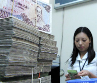 Tài chính - tín dụng có thu nhập đứng đầu trong 18 ngành- Ảnh: Việt Tuấn.