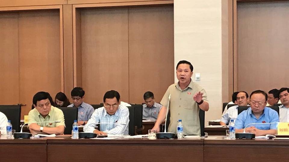 Đại biểu Lưu Bình Nhưỡng tranh luận tại phiên họp.