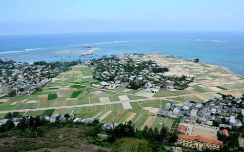 Huyện đảo có dân số trên 21.000 người, trong đó khoảng 60% hộ dân sống 
bằng nghề biển, 30% hộ dân sống bằng nghề nông (chủ yếu là trồng hành, 
tỏi, ngô) và 10% hộ dân sống bằng các ngành nghề khác.