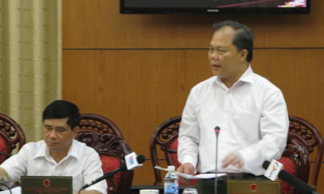 Chủ nhiệm Ủy ban Pháp luật Phan Trung Lý trình bày báo cáo thẩm tra dự thảo nghị quyết - Ảnh: NN