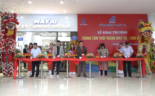 Cắt băng khai trương trung tâm mua sắm thời trang May 10 tại tòa nhà Twin Towers, khu đô thị Linh Đàm, Hà Nội của <span style="font-family: "Times New Roman"; font-size: 14.6667px;">Tổng công ty May 10.</span>