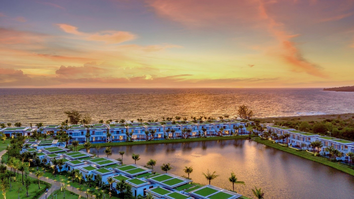 Chiêm ngưỡng ánh hoàng hôn tuyệt đẹp trên bãi Ông Lang.