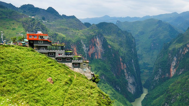 Tòa nhà xây dựng trái phép trên đèo Mã Pì Lèng thuộc các xã Pải Lủng, Pả Vi, Xín Cái, huyện Mèo Vạc, tỉnh Hà Giang. Ảnh - Internet. 