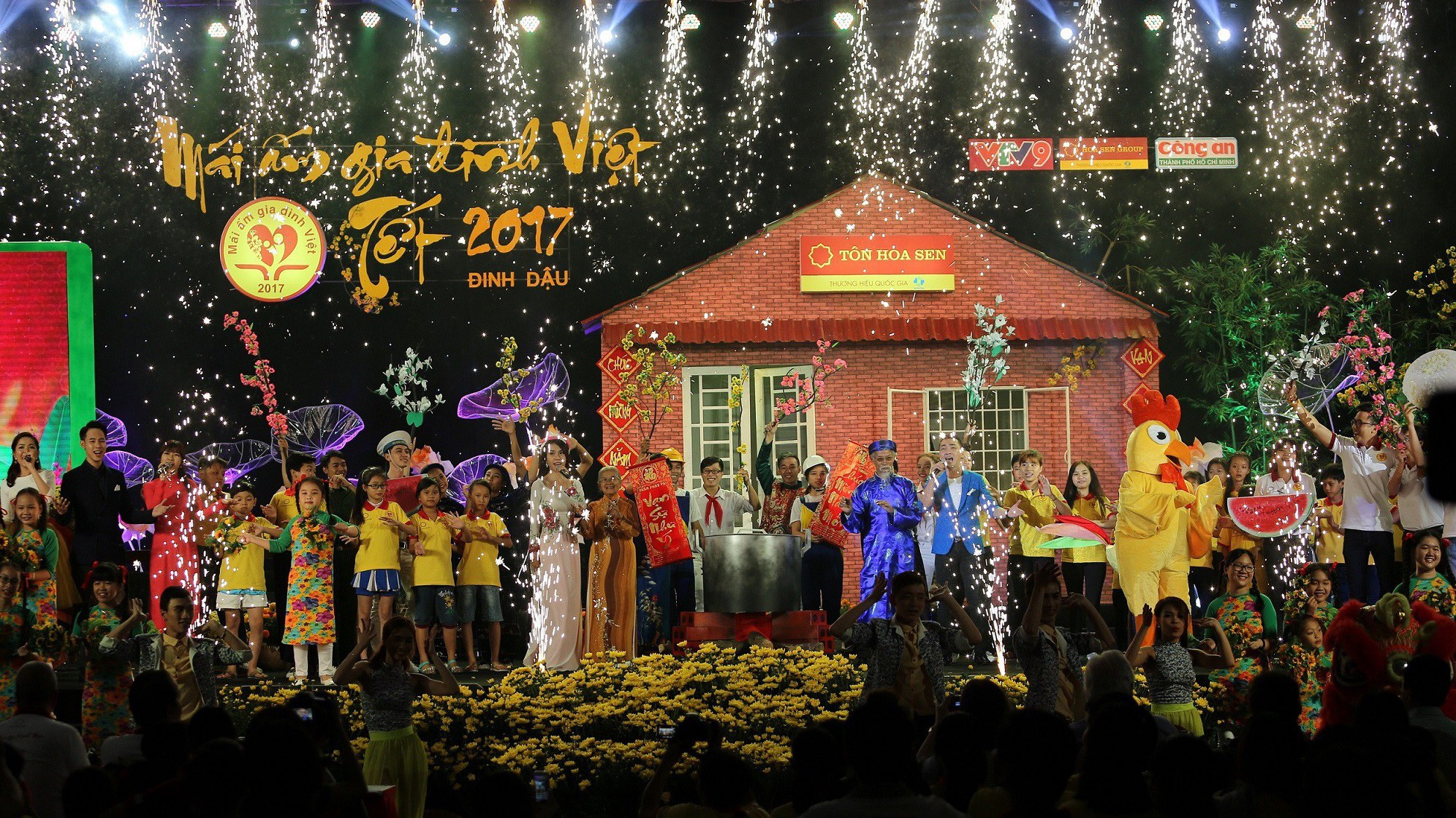 Thông qua chương trình đồng hành "Mái ấm gia đình Việt - Tết ấm tình thương", Tập đoàn Hoa Sen muốn được san sẻ một phần khó khăn với bà con nhân dân vùng sâu vùng xa, góp phần đem đến một cái tết ấm áp và ý nghĩa hơn.