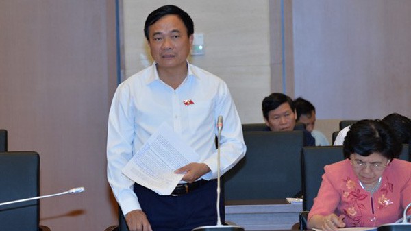 Phó trưởng đoàn đại biểu Quốc hội tỉnh Thanh Hoá Mai Sỹ Diến giải thích thông tin lãnh đạo tỉnh này xài xe ô tô quá tiêu chuẩn.