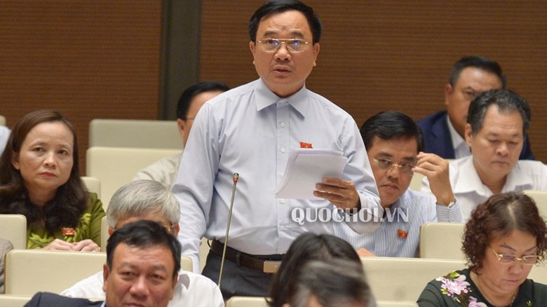 Đại biểu Mai Sỹ Diến phát biểu tại hội trường.