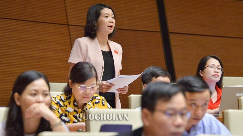 Đại biểu Mai Thị Phương Hoa phát biểu tại hội trường. 