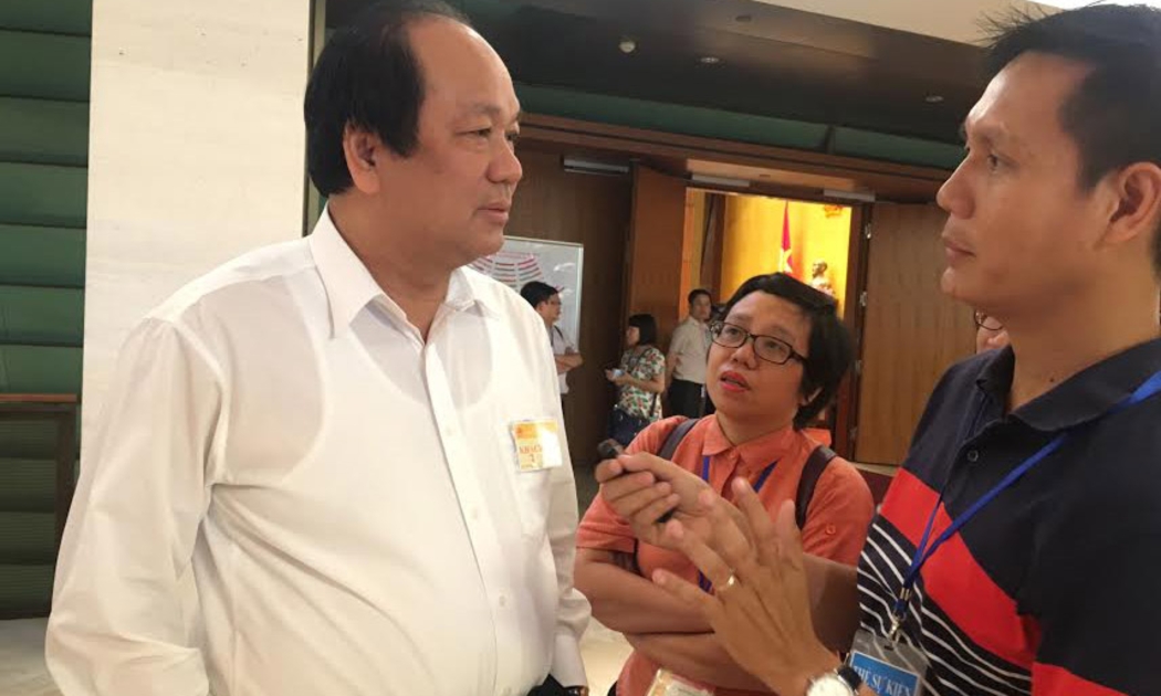 Bộ trưởng - Chủ nhiệm Văn phòng Chính phủ Mai Tiến Dũng khi trao đổi với báo chí về khả năng mở rộng sân bay Tân Sơn Nhất, bên hành lang Quốc hội sáng 13/6.<br>