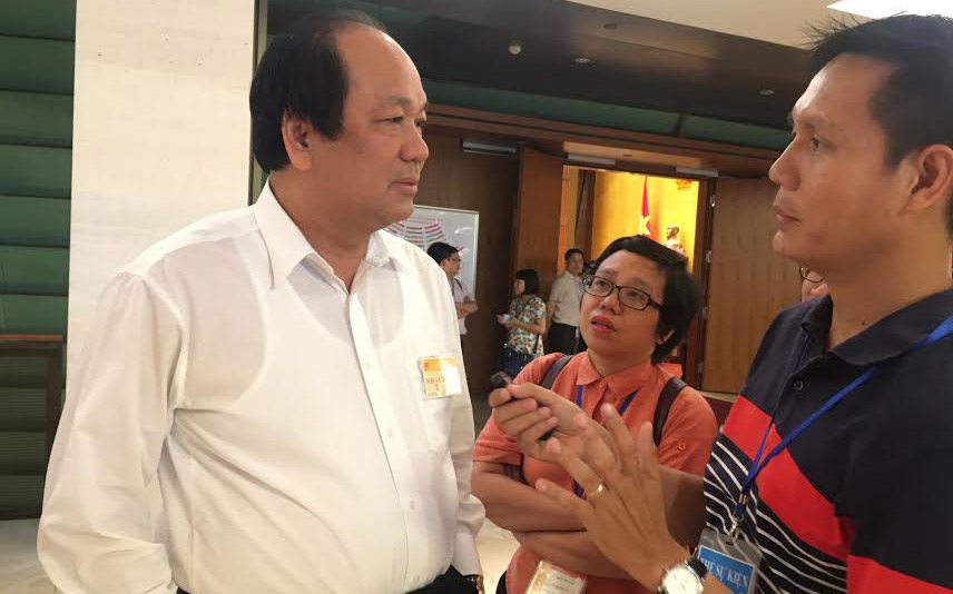 Bộ trưởng - Chủ nhiệm Văn phòng Chính phủ Mai Tiến Dũng khi trao đổi với báo chí về khả năng mở rộng sân bay Tân Sơn Nhất, bên hành lang Quốc hội sáng 13/6.<br>