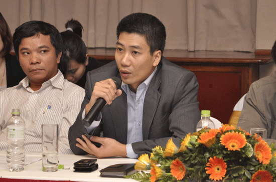 Ông Nguyễn Mạnh Hà (người cầm micro) - Ảnh: M.Chung.