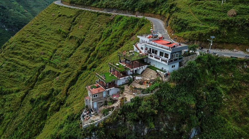 Công trình xây dựng nhà nghỉ Panorama trên đèo Mã Pí Lèng tại huyện Mèo Vạc có thể phải tháo dỡ do chưa có một số giấy tờ theo quy định.