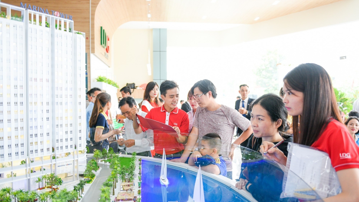 Khách hàng tìm hiểu dự án Khu căn hộ ven sông Marina Tower ở khu Bắc Sài Gòn.