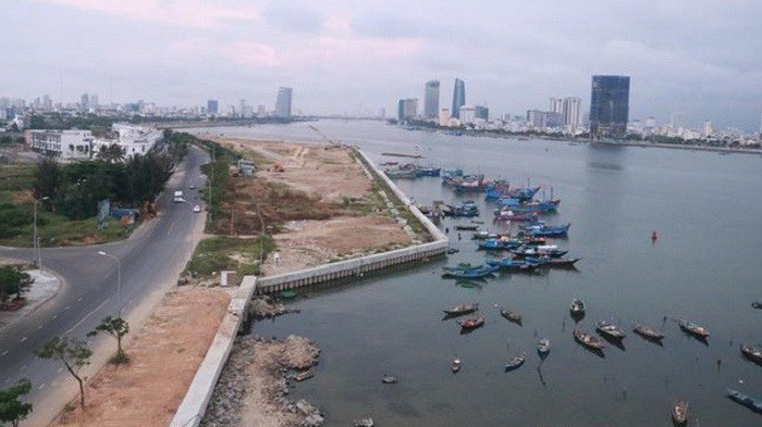 Dự án bất động sản và bến du thuyền Đà Nẵng (Marina Complex) được phê duyệt từ năm 2009, nằm tại vị trí cuối đường Trần Hưng Đạo nối dài, nay là đường Lê Văn Duyệt, quận Sơn Trà. 