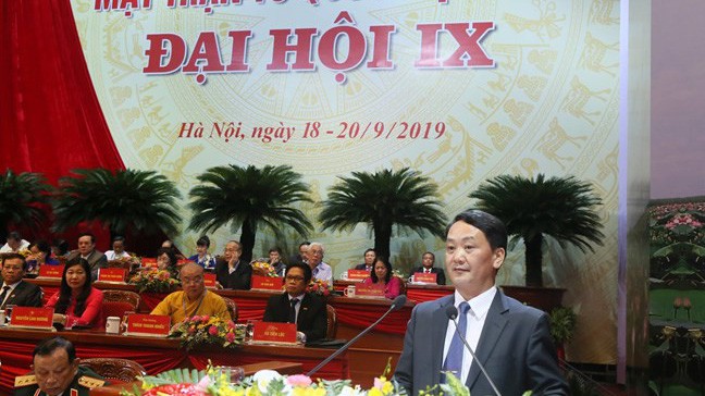 Ông Hầu A Lềnh, Phó Chủ tịch, Tổng Thư ký Uỷ ban Trung ương Mặt trận Tổ quốc Việt Nam trình bày báo cáo kiểm điểm hoạt động của Mặt trận trong nhiệm kỳ vừa qua. 