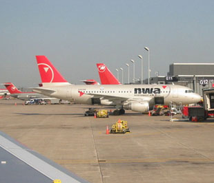 Trước Northwest Airlines, hãng United Airlines đã được phép thực hiện các chuyến bay hằng ngày giữa Mỹ và Việt Nam, quá cảnh ở Hong Kong.