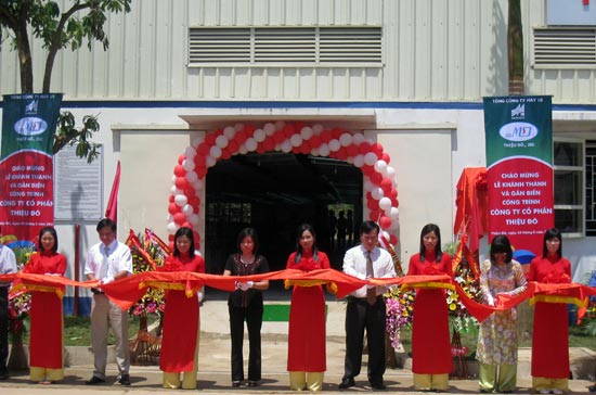 Lãnh đạo tập đoàn Dệt May Việt Nam và May 10 cắt băng khánh thành dự án.