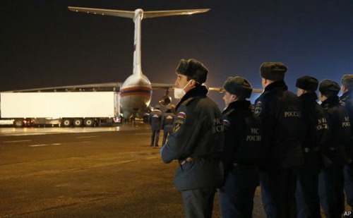 Thi thể các nạn nhân được đưa về Nga - Ảnh: BBC<br>