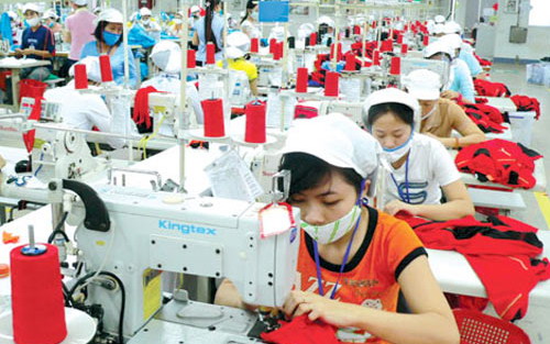 Trong một thập kỷ qua, lương lao động sản xuất tại Việt Nam (tính cả phúc lợi) đã tăng hơn 3 lần, lên mức 1,96 USD/giờ, theo tính toán của bộ phận nghiên cứu kinh tế thuộc Economist. <br>