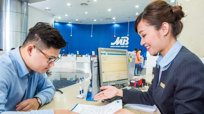 Khách hàng giao dịch tại MB.