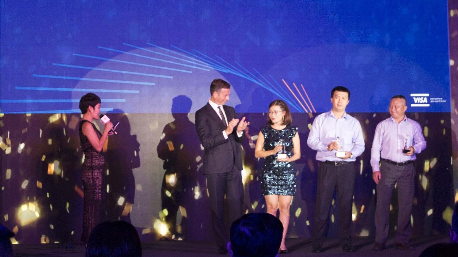 
Ông Nguyễn Phát Vĩnh Lợi - Phó giám đốc Trung tâm thẻ (ngoài cùng bên phải), đại diện MB nhận giải thưởng.