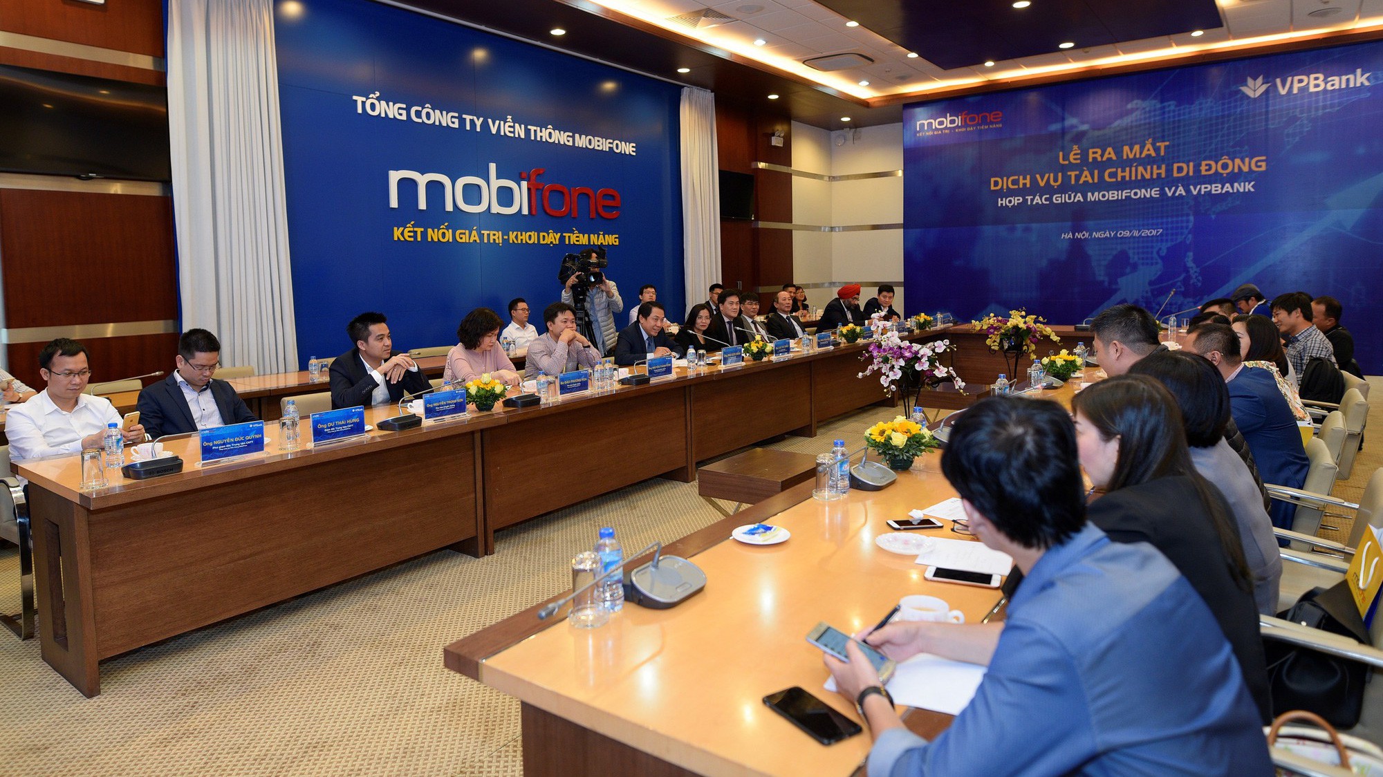 VPBank cùng với MobiFone phát triển các sản phẩm tài chính di động và ra mắt thẻ tín dụng đồng thương hiệu MobiFone-VPBank.