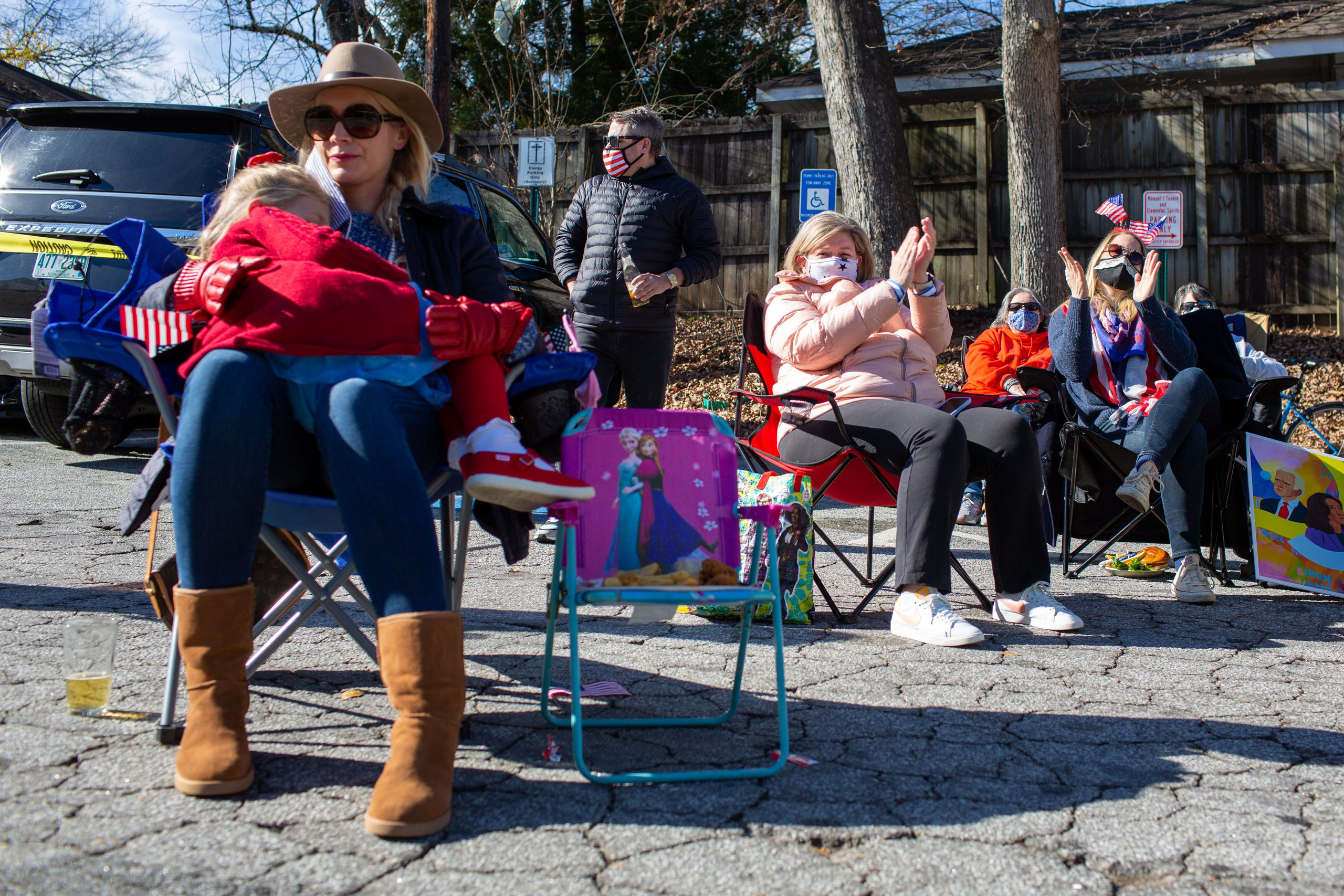 Tại Atlanta, Georgia, Sarah Walker cùng gia đình và bạn bè tổ chức một bữa tiệc nhỏ để cùng nhau theo dõi buổi lễ nhậm chức qua truyền hình - Ảnh: Atlanta J