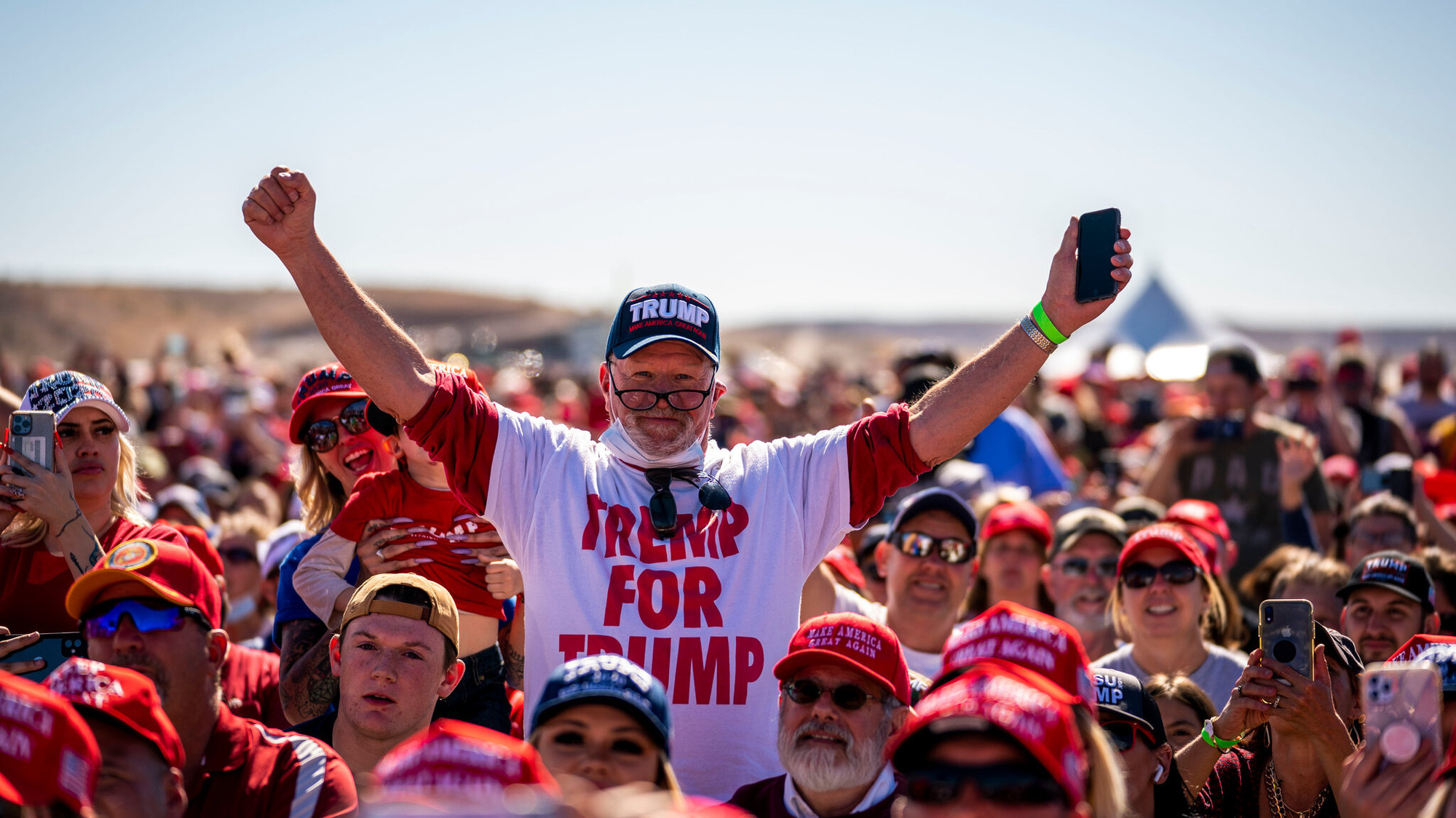 Một nhóm người ủng hộ ông Trump - Ảnh: Reuters.