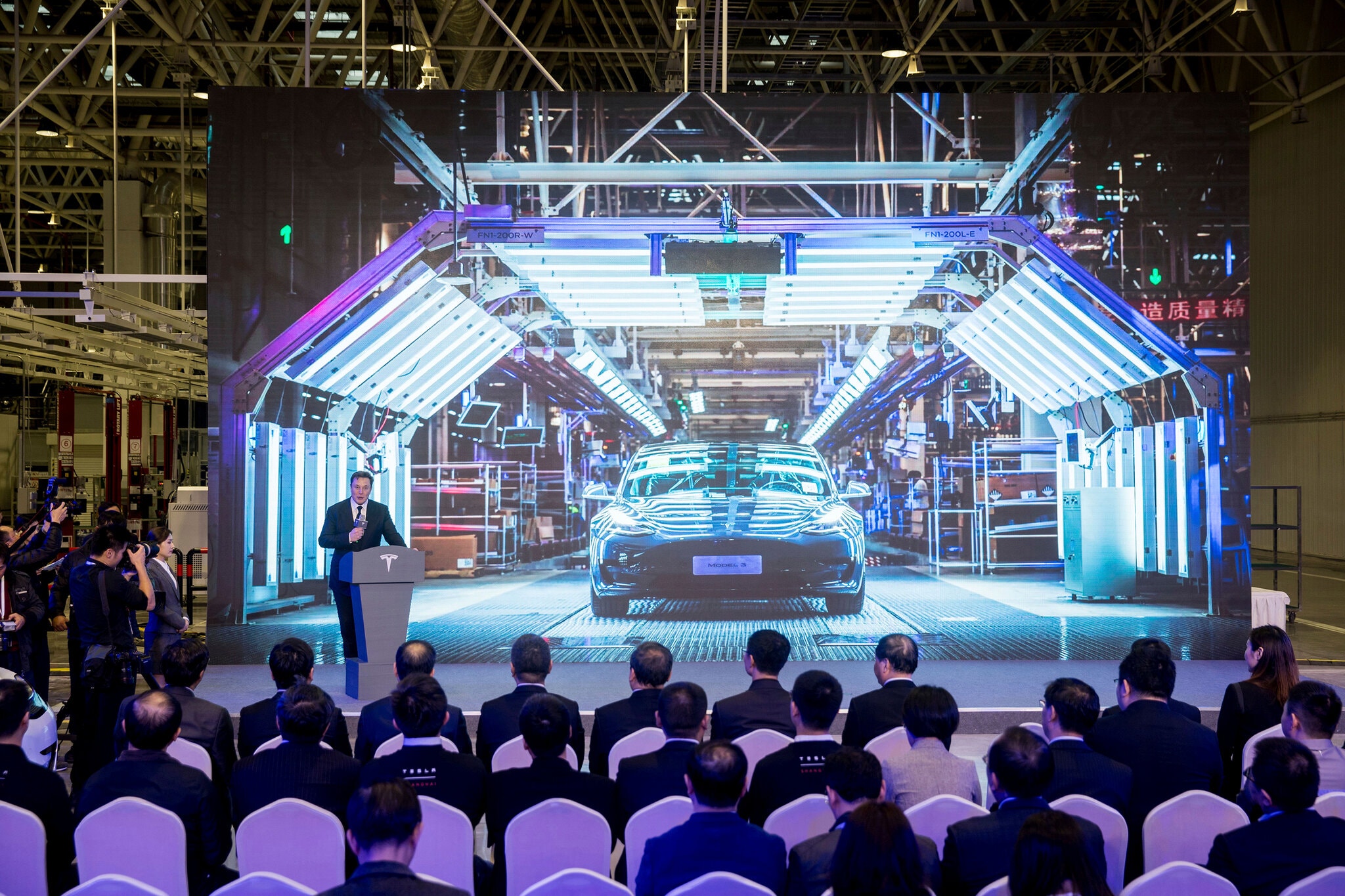 Elon Musk tại sự kiện bàn giao những chiếc Tesla Model 3 đầu tiên được sản xuất tại nhà máy Tesla ở Thượng Hải vào tháng 1/2020 - Ảnh: AP