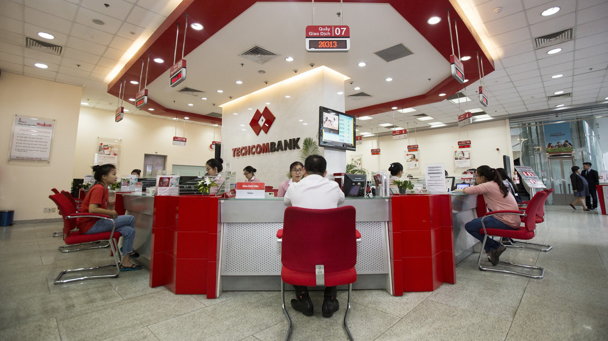 Khách hàng giao dịch tại Techcombank.